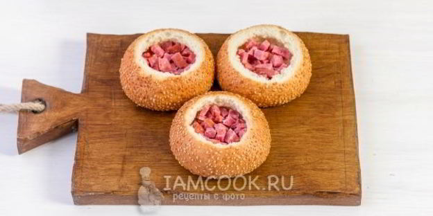 омлет с колбасой в булочке