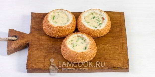 омлет с колбасой в булочке