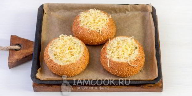 омлет с колбасой в булочке