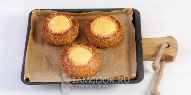 омлет с колбасой в булочке