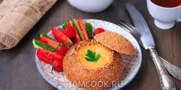 омлет с колбасой в булочке