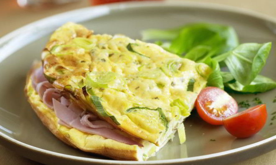 Рецепт омлета с колбасой