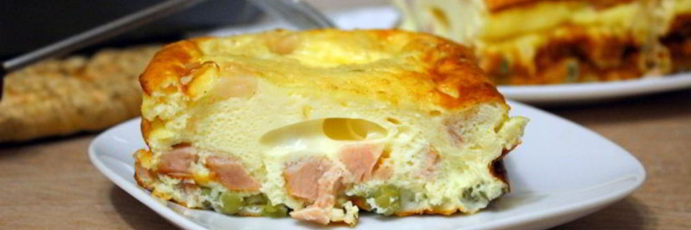 Омлет с копченым мясом и зеленым горошком