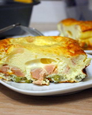 Омлет с копченым мясом и зеленым горошком