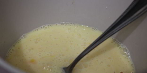 омлет с копченым мясом и зеленым горошком