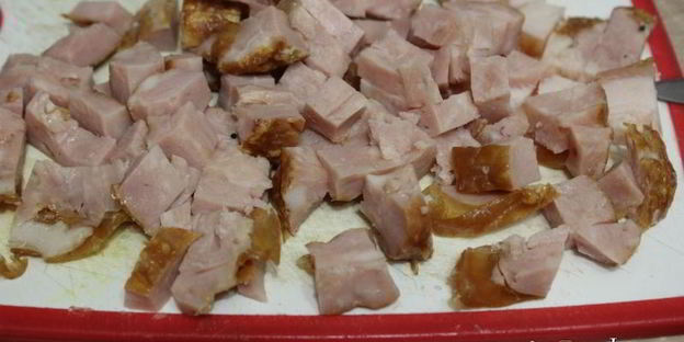 омлет с копченым мясом и зеленым горошком