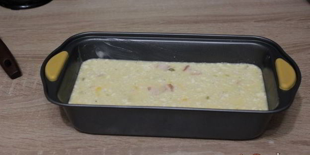 омлет с копченым мясом и зеленым горошком