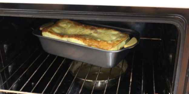 омлет с копченым мясом и зеленым горошком