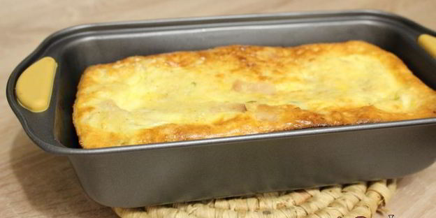 омлет с копченым мясом и зеленым горошком