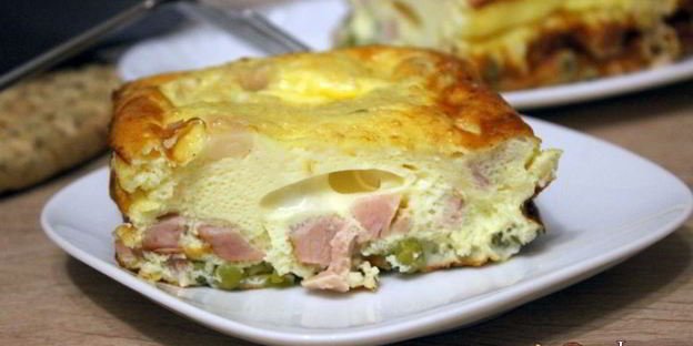 омлет с копченым мясом и зеленым горошком