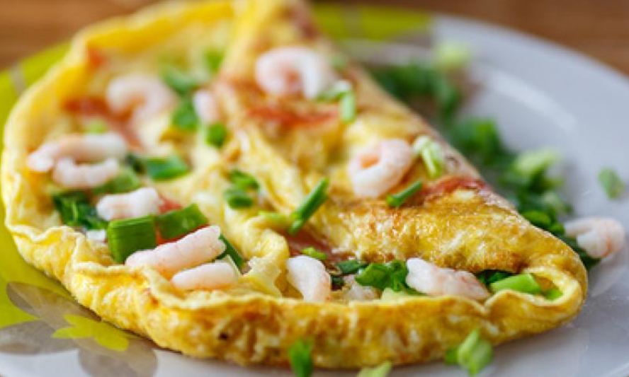 Рецепт омлета с креветками и зеленым луком