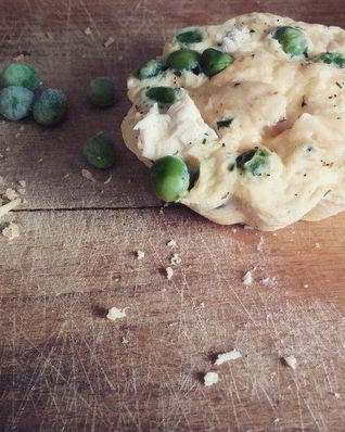 Омлет с курицей, сыром и зеленым горошком