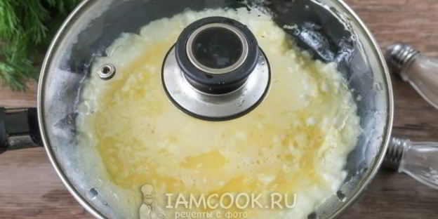 омлет с майонезом на сковороде