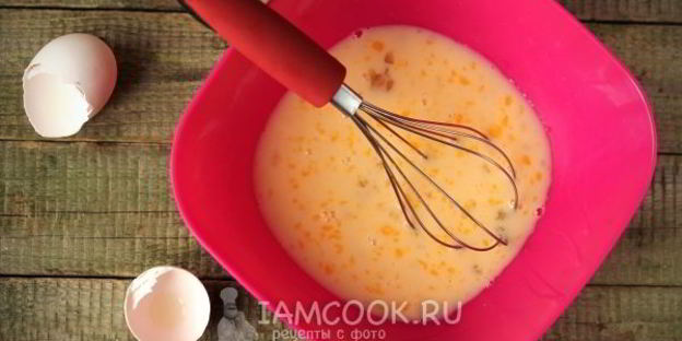 омлет с молоком на сковороде