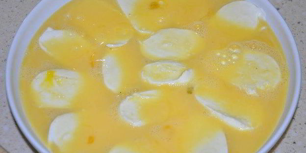 омлет с моцареллой, беконом и помидорами