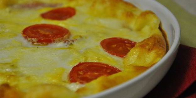 омлет с моцареллой, беконом и помидорами