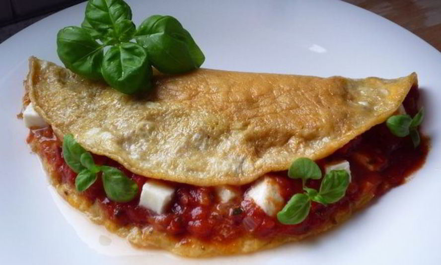 Рецепт омлета с помидорами и моцареллой