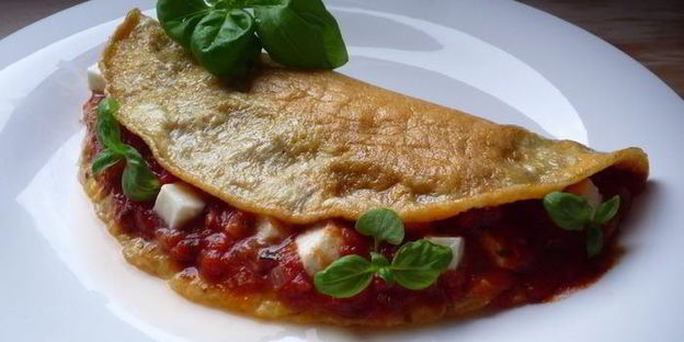 омлет с помидорами и моцареллой