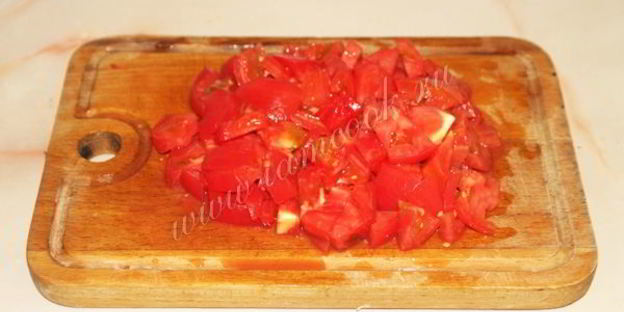 омлет с помидорами, луком и укропом