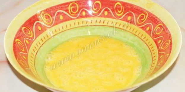 омлет с помидорами, луком и укропом