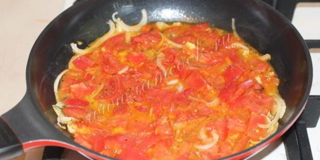 омлет с помидорами, луком и укропом