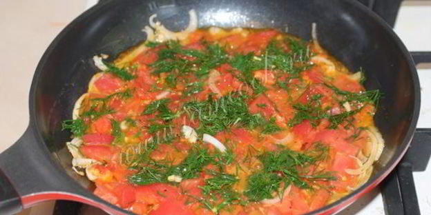омлет с помидорами, луком и укропом