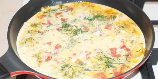 омлет с помидорами, луком и укропом