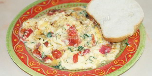 омлет с помидорами, луком и укропом