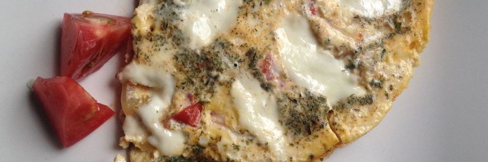 Омлет с помидорами, сладким перцем и сыром моцарелла