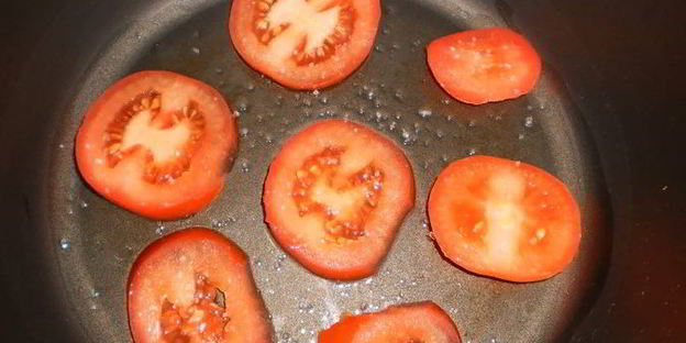 омлет с помидорами