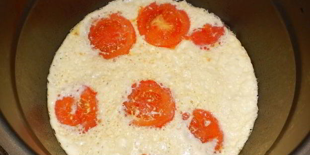 омлет с помидорами