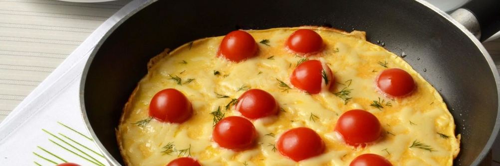 Омлет с сыром и помидорами черри