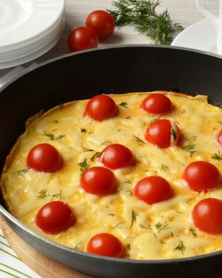Омлет с сыром и помидорами черри