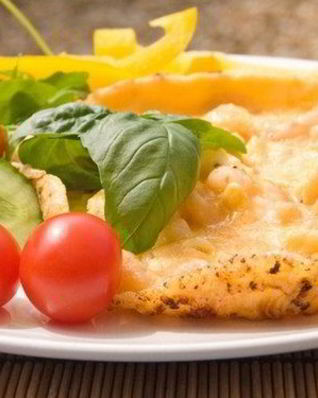 Омлет с сыром, курицей и помидорами