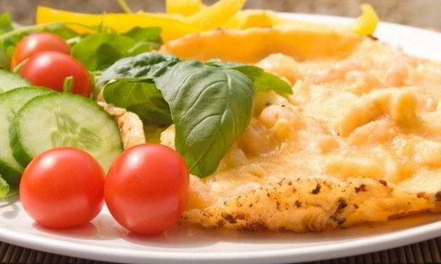 Рецепт омлета с сыром, курицей и помидорами