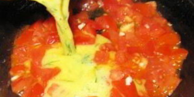 омлет с тунцом и помидорами