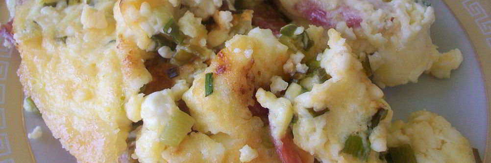 Омлет с творогом, колбасой , зеленью и сыром