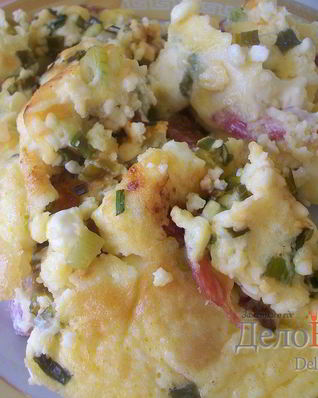 Омлет с творогом, колбасой , зеленью и сыром