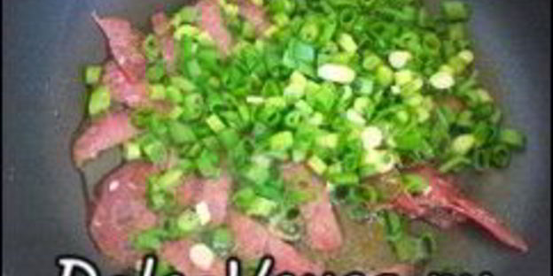 омлет с творогом, колбасой , зеленью и сыром