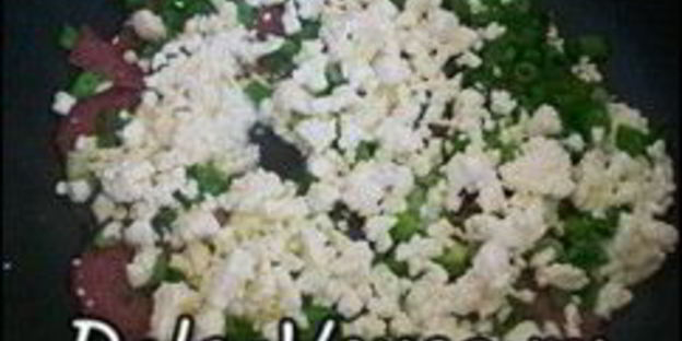 омлет с творогом, колбасой , зеленью и сыром