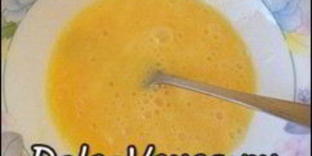 омлет с творогом, колбасой , зеленью и сыром