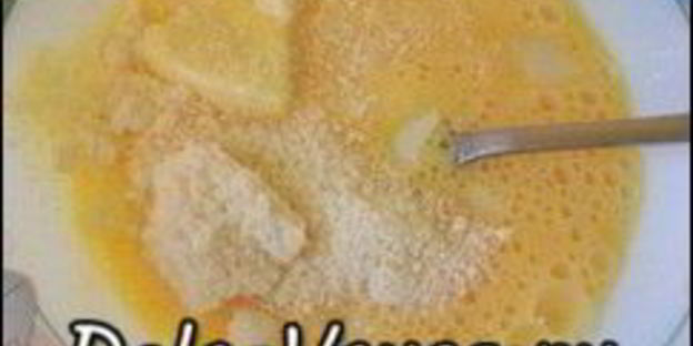 омлет с творогом, колбасой , зеленью и сыром