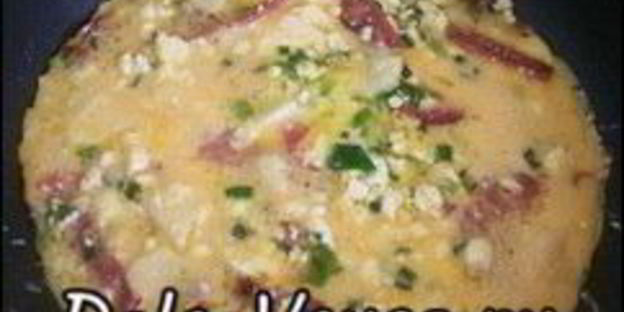 омлет с творогом, колбасой , зеленью и сыром