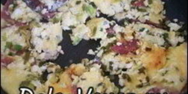 омлет с творогом, колбасой , зеленью и сыром