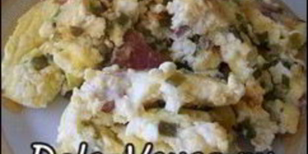 омлет с творогом, колбасой , зеленью и сыром