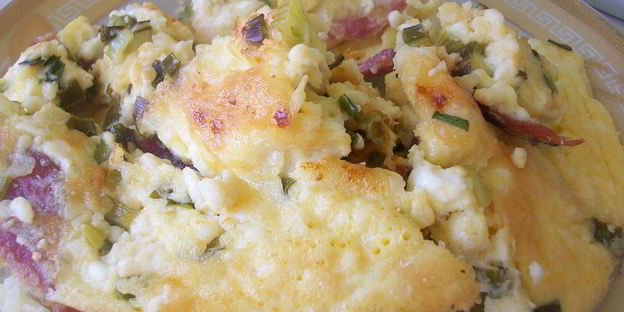 омлет с творогом, колбасой , зеленью и сыром