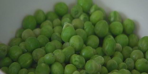 омлет с зеленым горошком, картофелем и сыром