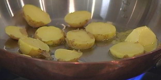 омлет с зеленым горошком, картофелем и сыром