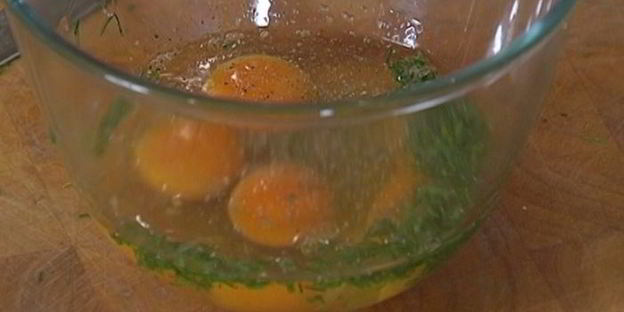 омлет с зеленым горошком, картофелем и сыром