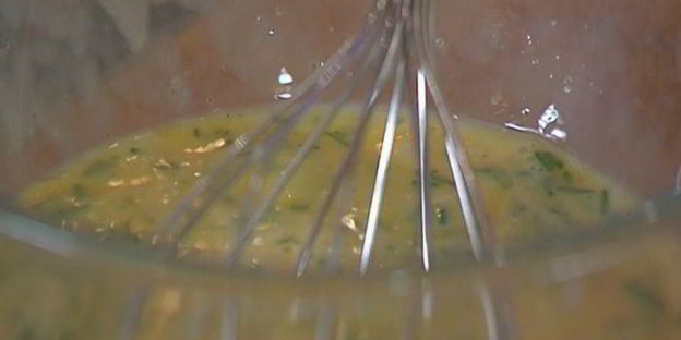 омлет с зеленым горошком, картофелем и сыром